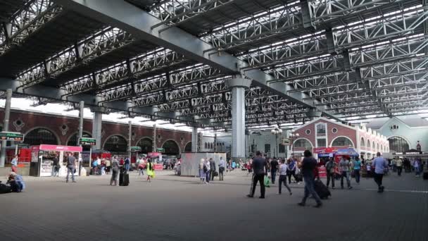 Казанский вокзал (Казанский вокзал) и пассажиры - - один из девяти железнодорожных вокзалов Москвы, Россия — стоковое видео