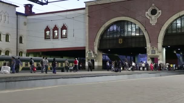 Kazansky terminal järnväg (Kazansky vokzal) och passagerare--är en av nio järnvägsterminaler i Moskva, Ryssland — Stockvideo