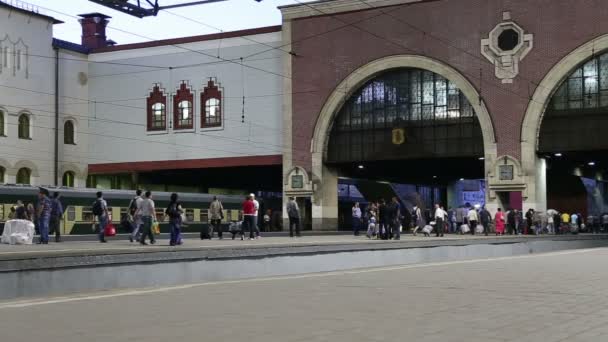 圏内の鉄道ターミナル (圏内ピーターズバーグ) と乗客 - ロシアのモスクワで 9 つの鉄道端末の一つです。 — ストック動画