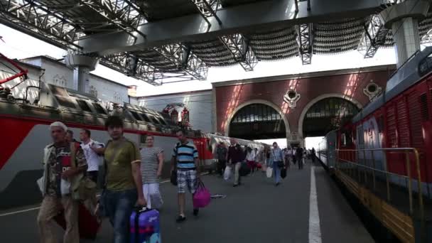Train on Kazansky railway terminal ( Kazansky vokzal) and passengers -- is one of nine railway terminals in Moscow, Russia. — Stock Video