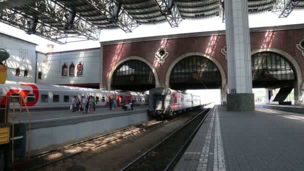 Träna på Kazansky terminal järnväg (Kazansky vokzal) och passagerare - är en av nio järnvägsterminaler i Moskva, Ryssland. — Stockvideo