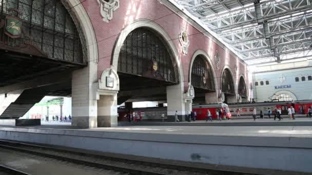 Train on Kazansky railway terminal ( Kazansky vokzal) and passengers -- is one of nine railway terminals in Moscow, Russia. — Stock Video