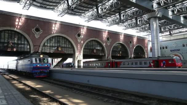 Träna på Kazansky terminal järnväg (Kazansky vokzal) och passagerare - är en av nio järnvägsterminaler i Moskva, Ryssland. — Stockvideo