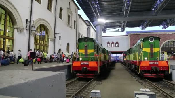 Träna på Kazansky terminal järnväg (Kazansky vokzal) och passagerare - är en av nio järnvägsterminaler i Moskva, Ryssland. — Stockvideo