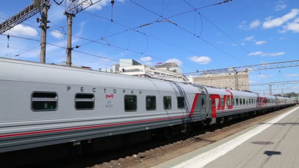 Zug auf kasansky Eisenbahnterminal (kasansky vokzal) -- ist einer von neun Eisenbahnterminals in Moskau, Russland. — Stockvideo