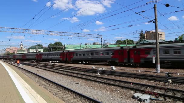 Trein op Kazansky spoorweg terminal (Kazansky vokzal)--is een van de negen spoorweg terminals in Moskou, Rusland. — Stockvideo