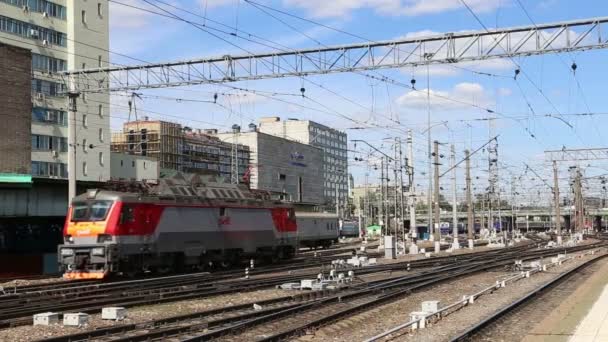 Trem no terminal ferroviário Kazansky (Kazansky vokzal) é um dos nove terminais ferroviários em Moscou, Rússia . — Vídeo de Stock