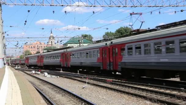 Trem no terminal ferroviário Kazansky (Kazansky vokzal) é um dos nove terminais ferroviários em Moscou, Rússia . — Vídeo de Stock