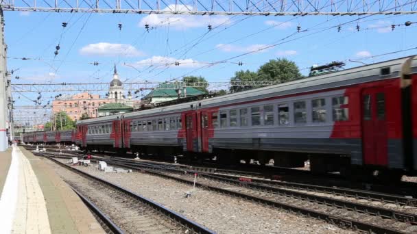 Tren en la terminal ferroviaria de Kazansky (Kazansky vokzal) es una de las nueve terminales ferroviarias en Moscú, Rusia . — Vídeos de Stock