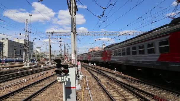 Tåg på Kazansky järnvägsterminal (Kazansky vokzal)--är en av nio järnvägsterminaler i Moskva, Ryssland. — Stockvideo