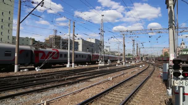 Trem no terminal ferroviário Kazansky (Kazansky vokzal) é um dos nove terminais ferroviários em Moscou, Rússia . — Vídeo de Stock