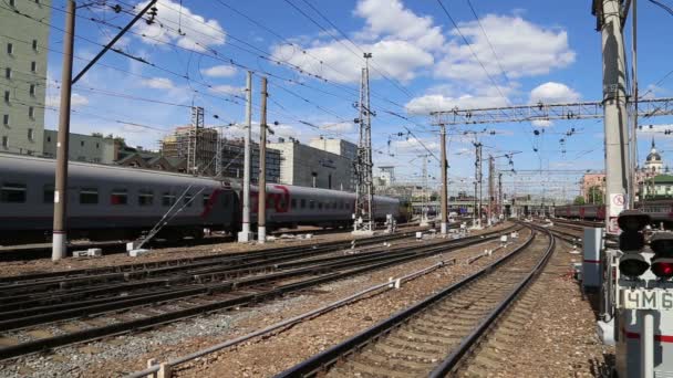 Trem no terminal ferroviário Kazansky (Kazansky vokzal) é um dos nove terminais ferroviários em Moscou, Rússia . — Vídeo de Stock