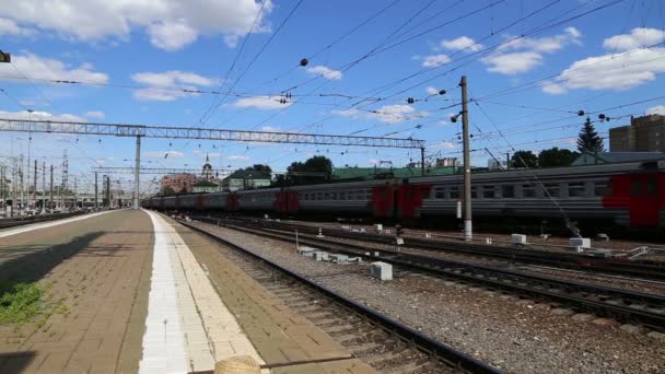 Trem no terminal ferroviário Kazansky (Kazansky vokzal) é um dos nove terminais ferroviários em Moscou, Rússia . — Vídeo de Stock