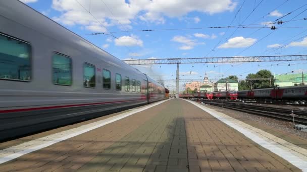 Pociąg na Kazansky terminal kolejowy (Kazansky vokzal) - jest jednym z dziewięciu terminale kolejowe w Moskwie, Rosja. — Wideo stockowe
