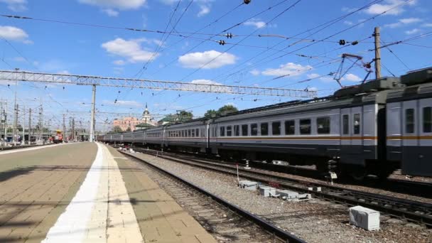 火车在喀山铁路终端 (喀山 vokzal) — — 是在莫斯科，俄罗斯的 9 个铁路枢纽之一. — 图库视频影像