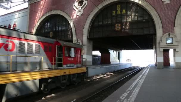 Tåg på Kazansky järnvägsterminal (Kazansky vokzal)--är en av nio järnvägsterminaler i Moskva, Ryssland. — Stockvideo