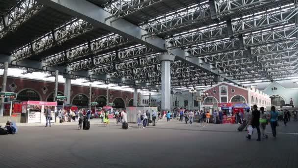圏内の鉄道ターミナル (圏内ピーターズバーグ) と乗客 - ロシアのモスクワで 9 つの鉄道端末の一つです。 — ストック動画