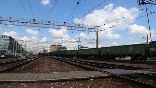 Trein op Moskou passagier platform (Savelovsky railway station) is een van de negen belangrijkste treinstations in Moskou, Rusland — Stockvideo