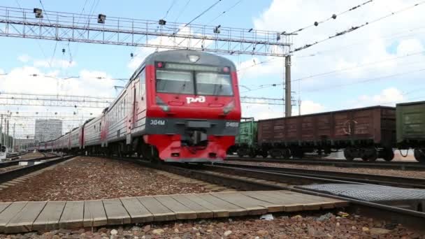 Train on Moscow passenger platform (Savelovsky railway station) is one of the nine main railway stations in Moscow, Russia — Stock Video