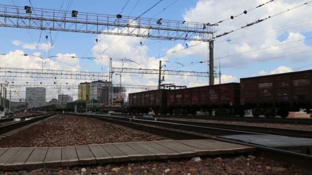 在莫斯科客运平台 (Savelovsky 火车站) 的火车是九个主要铁路车站在莫斯科，俄罗斯之一 — 图库视频影像