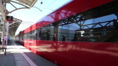 Belorussky tren istasyonunda Aeroexpress Tren ve yolcular. Moskova, Rusya Federasyonu
