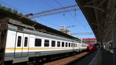 Belorussky tren istasyonunda Aeroexpress Tren ve yolcular. Moskova, Rusya Federasyonu