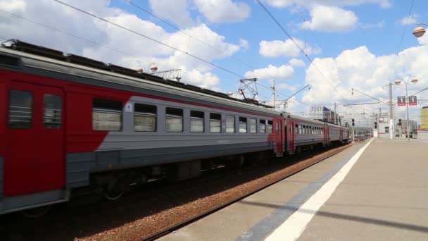 Kereta api di platform penumpang Moskwa (Stasiun kereta Savelovsky) adalah salah satu dari sembilan stasiun kereta utama di Moskwa, Rusia — Stok Video