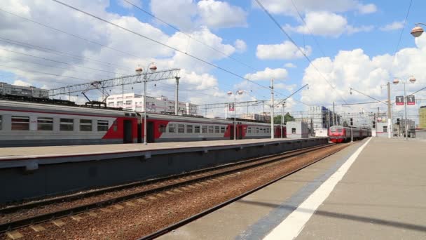 Train on Moscow passenger platform (Savelovsky railway station) is one of the nine main railway stations in Moscow, Russia — Stock Video