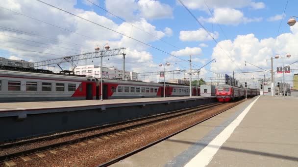 Treno sulla piattaforma passeggeri di Mosca (Savelovsky stazione ferroviaria) è una delle nove stazioni ferroviarie principali a Mosca, Russia — Video Stock