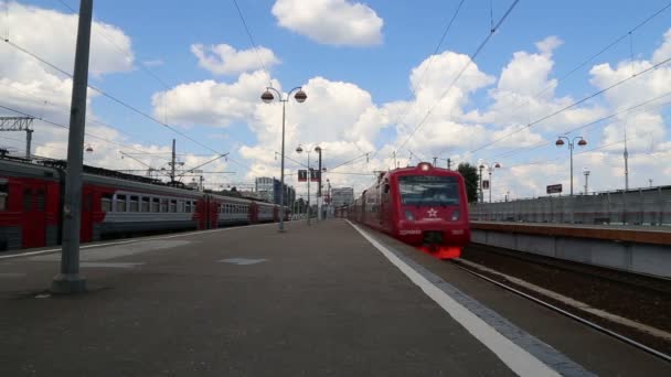 Train on Moscow passenger platform (Savelovsky railway station) is one of the nine main railway stations in Moscow, Russia — Stock Video