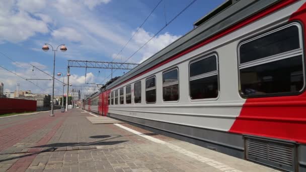 Tren Moskova yolcu platformda (Savelovsky tren istasyonu) Rusya'nın Moskova kentinde dokuz ana tren istasyonları biridir — Stok video