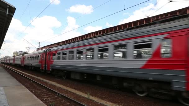 Zug auf Moskauer Personenbahnsteig (Sawelowski-Bahnhof) ist einer der neun wichtigsten Bahnhöfe in Moskau, Russland — Stockvideo