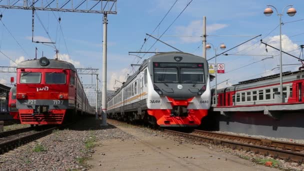 Vlak na platformě osobní Moskva (Savelovsky nádraží) je jedním z devíti hlavních nádraží v Moskvě, Rusko — Stock video