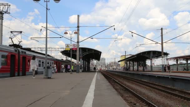 Trem e passageiros na plataforma de passageiros de Moscou (estação ferroviária de Savelovsky) é uma das nove principais estações ferroviárias em Moscou, Rússia — Vídeo de Stock