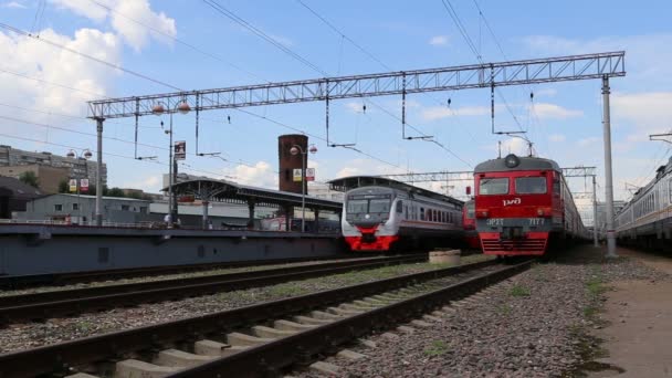 Treno e passeggeri sulla piattaforma passeggeri di Mosca (stazione ferroviaria Savelovsky) è una delle nove principali stazioni ferroviarie di Mosca, Russia — Video Stock