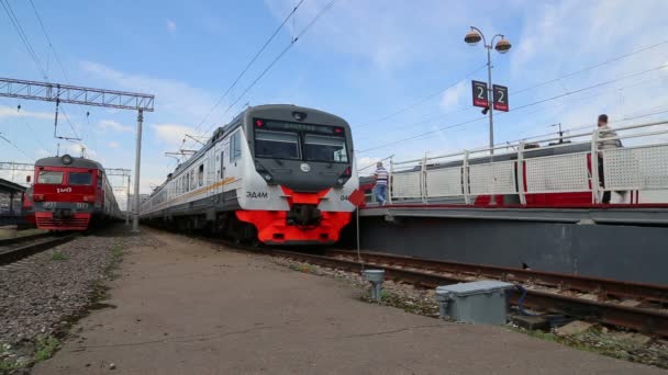 Train and passengers on Moscow passenger platform (Savelovsky railway station) is one of the nine main railway stations in Moscow, Russia — Stock Video