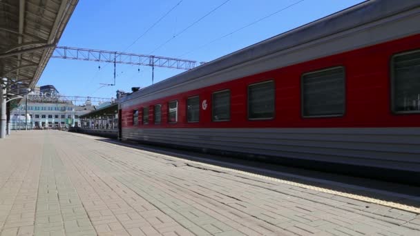 Treno sulla piattaforma passeggeri di Mosca (stazione ferroviaria Belorussky) è una delle nove principali stazioni ferroviarie di Mosca, Russia — Video Stock