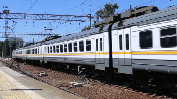 Comboio na plataforma de passageiros de Moscou (Estação Ferroviária de Belorussky) é uma das nove principais estações ferroviárias em Moscou, Rússia — Vídeo de Stock