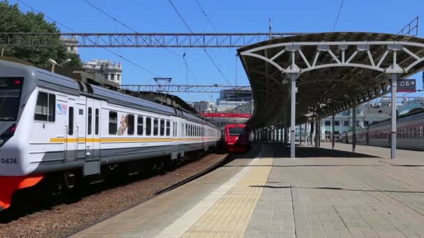 Comboio na plataforma de passageiros de Moscou (Estação Ferroviária de Belorussky) é uma das nove principais estações ferroviárias em Moscou, Rússia — Vídeo de Stock