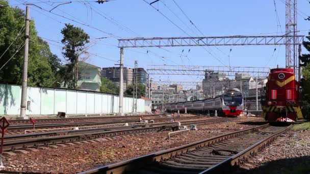 Der Zug auf dem Moskauer Personenbahnsteig (Belorusskij-Bahnhof) ist einer der neun Hauptbahnhöfe in Moskau, Russland — Stockvideo