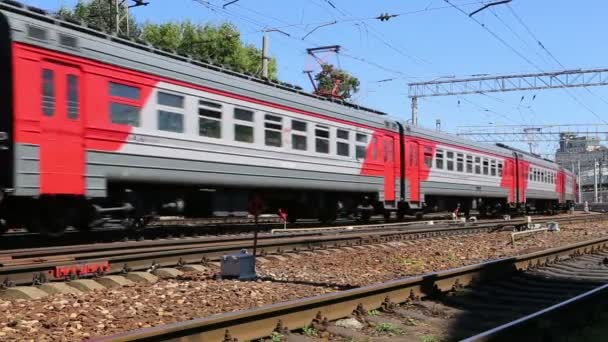 Train on Moscow passenger platform (Belorussky railway station) is one of the nine main railway stations in Moscow, Russia — Stock Video