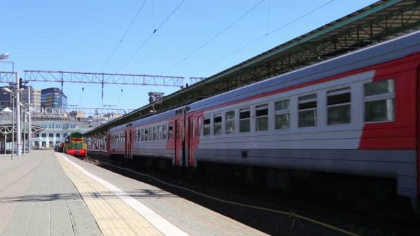 Treno e passeggeri sulla piattaforma passeggeri di Mosca (stazione ferroviaria Belorussky) è una delle nove principali stazioni ferroviarie di Mosca, Russia — Video Stock