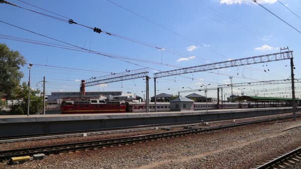Treno sulla piattaforma passeggeri di Mosca (terminal ferroviario Kursky) è una delle nove principali stazioni ferroviarie di Mosca, Russia — Video Stock