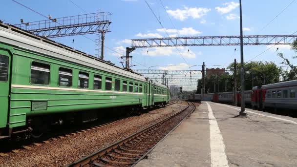 Treno sulla piattaforma passeggeri di Mosca (terminal ferroviario Kursky) è una delle nove principali stazioni ferroviarie di Mosca, Russia — Video Stock