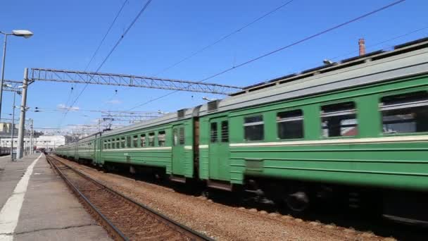 Train sur la plate-forme passagers de Moscou (terminal ferroviaire Kursky) est l'une des neuf principales gares ferroviaires de Moscou, en Russie — Video