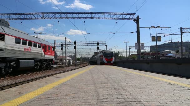 Train sur la plate-forme passagers de Moscou (terminal ferroviaire Kursky) est l'une des neuf principales gares ferroviaires de Moscou, en Russie — Video