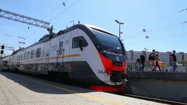 Train sur la plate-forme passagers de Moscou (terminal ferroviaire Kursky) est l'une des neuf principales gares ferroviaires de Moscou, en Russie — Video