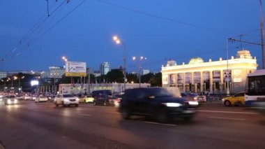 trafik otoyol (gece) büyük şehir, Moskova, Rusya