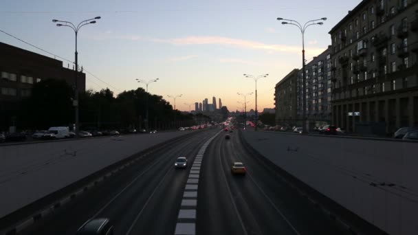 Trafiken på motorvägen i stora staden (på natten), Moskva, Ryssland — Stockvideo