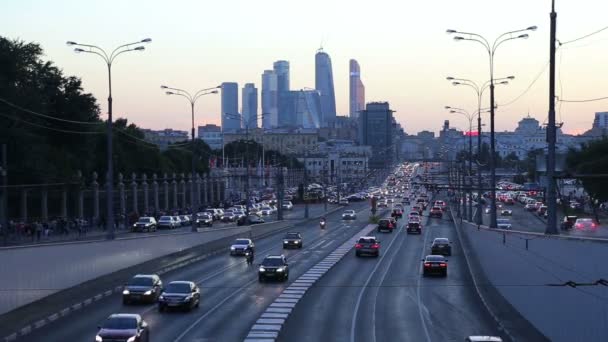 Trafik otoyol (gece) büyük şehir, Moskova, Rusya — Stok video